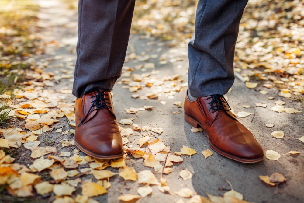 man-wearing-shoes-in-autumn